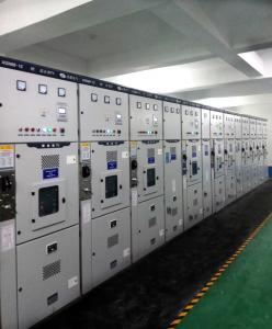 中心配柜前排列